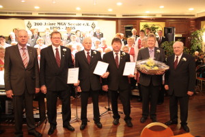 Friedel Snethkamp (links) ehrte Gerd Hövelbernd, Dieter Büscher und Horst Rudzewski für 25 Jahre im Chor. Es freuen sich darüber Chorleiter Dieter Hoge und Vorsitzender Heinz Pieper.