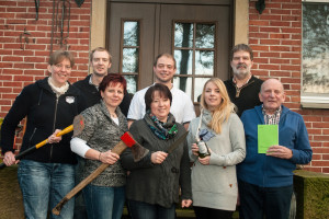 Hinten von links: Martina Upmann, Claus Buddenkuhl, Martin Fiegenbaum und Hartwig Nüßmeyer. Vorne von links: Irmhild Feldkamp, Elke Biedenkap, Marina Biedenkap und Souffleur Werner Stöppel,