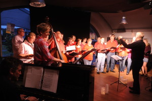 Foto: Detlef Dowidat „Das Beste aus 10 Jahren“ präsentierte der Kleine Chor im Mai im Gempt-Bistro und begeisterte damit die Zuschauer. Am 7.September startet der Chor sein neues Projekt, zu dem neue Sängerinnen und Sänger herzlich eingeladen werden.