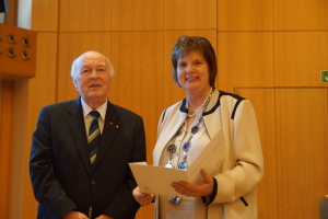 Die Kette gewechselt - Regina van Dinther mit der Präsidentenkette des ChorVerbandes NRW. Vorgänger Hermann Otto, jetzt Ehrenpräsident, hatte das schwere Schmuckstück zuvor zwölf Jahre getragen