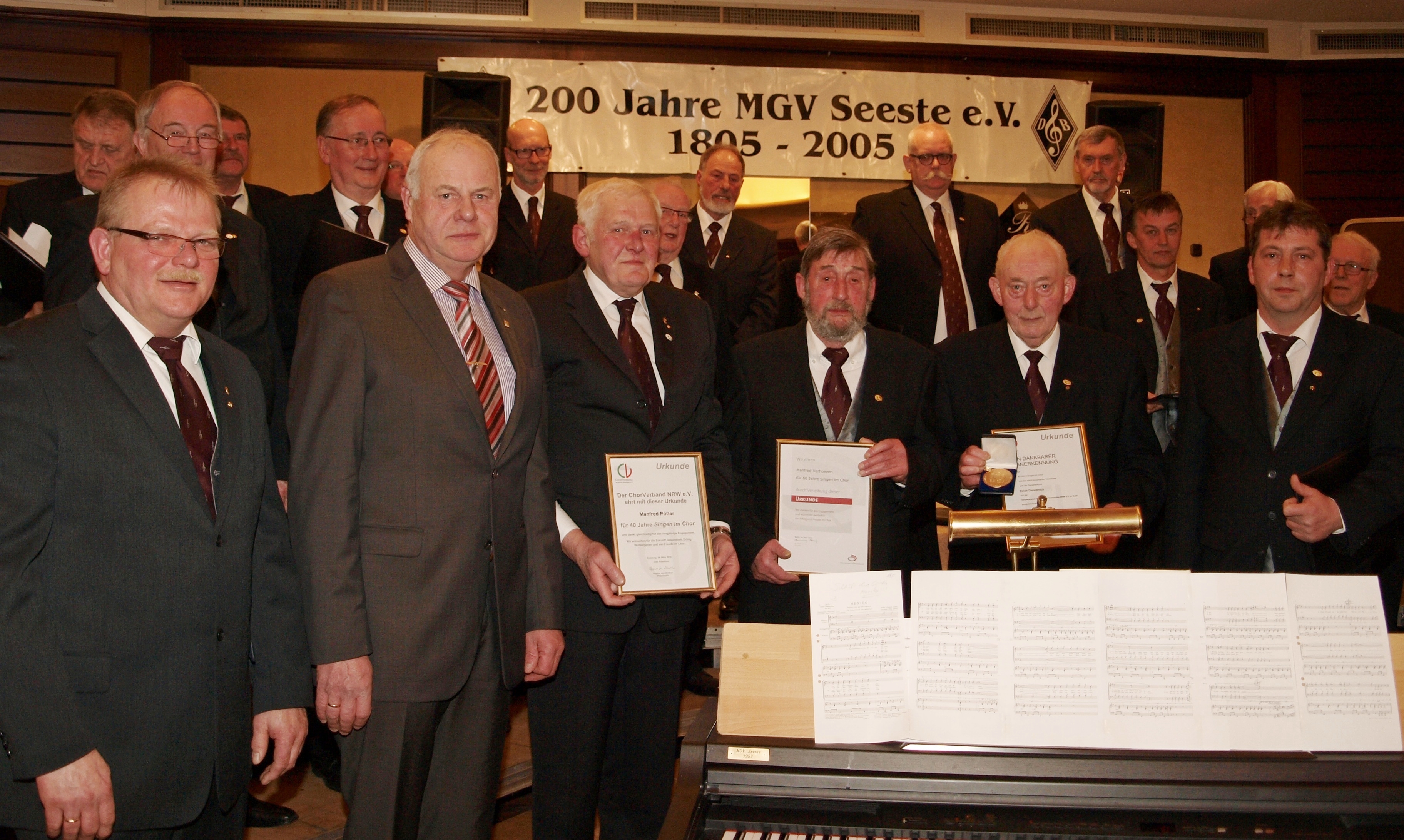 Jubilarehrung von li: Jürgen Munsberg (Vorstand Seeste), Manfred Pötter, Manfred Verhoeven, Erich Danebrock und Vorsitzender Ralf Hilsmann