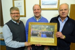Ehrenvorsitzender Friedel Snethkamp (rechts) übergab zum 90jährigen Bestehen des Chores an Chorleiter Andreas Oeljeklaus und den Vorsitzenden Ralf Krumme (v.l.) ein großes Chorfoto mit den Sängernamen für das Vereinslokal.